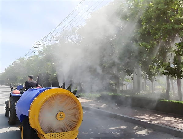 Почему садоводы предпочитают прицепной опрыскиватель? Экономия времени и надежная защита фруктовых деревьев