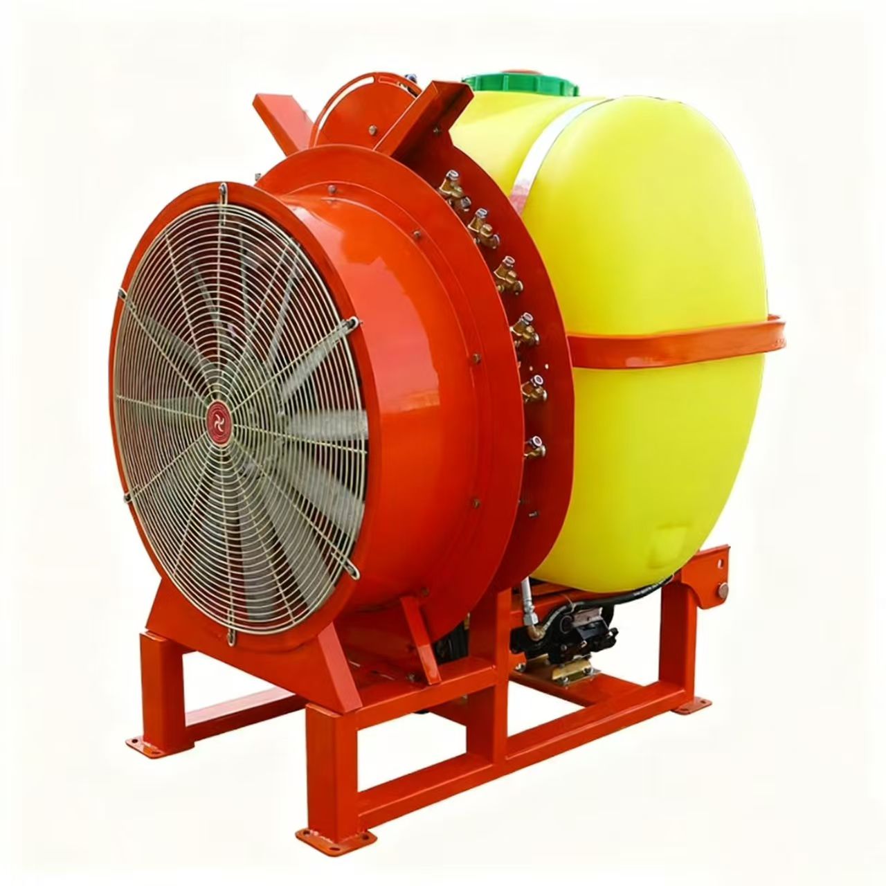 Воздушный опрыскиватель сельскохозяйственного типа, установленный на фруктовых деревьях